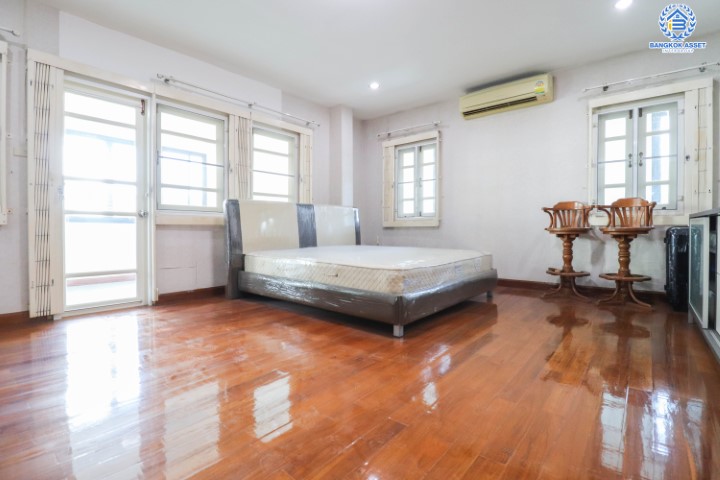 *****ทาวน์เฮ้าส์ 3 ชั้น มือสอง พร้อมอยู่ ม.ศุภารมย์ แจ้งวัฒนะ-ปากเกร็ด หลังมุม เนื้อที่ 31.4 ตร.ว. ฟังก์ชัน 3 ห้องนอน 3 ห้องน้ำ  2 ที่จอดรถพื้นที่ใช้สอย 200 ตร.ม. แถมฟรี เครื่องปรับอากาศ 4 เครื่อง, เครื่องทำน้ำอุ่น 3 เครื่อง และ เครื่องดูดควัน 1 เครื่อง บนทำเลดีที่สุด! เชื่อมต่อถนนหลายเส้น ใกล้เซ็นทรัลแจ้งวัฒนะ ทางด่วน "แจ้งวัฒนะ" และเมืองทองธานี